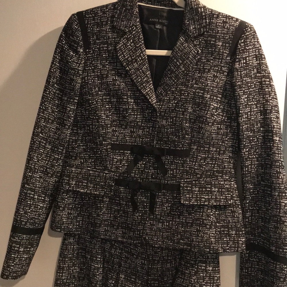 Skirt suit